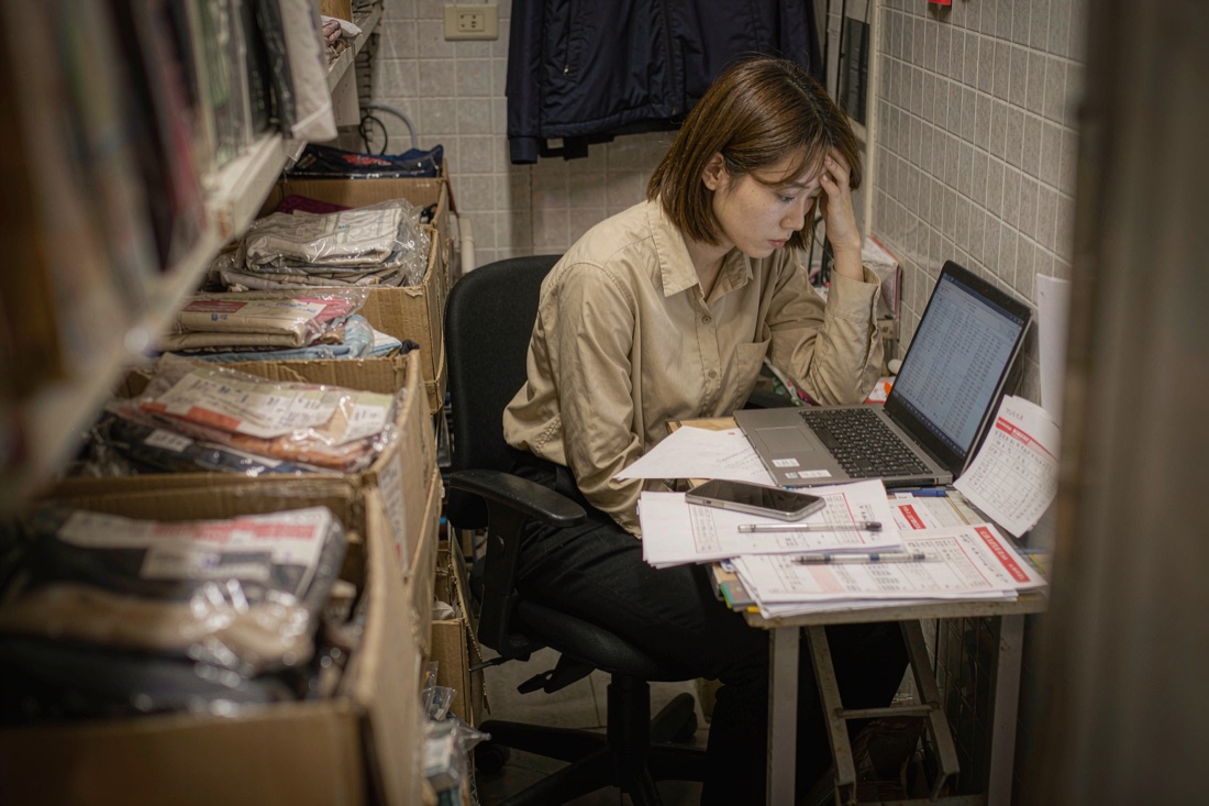 门店后仓里店长对着电脑里的多份 Excel 台账发愁，多人协作后版本混乱